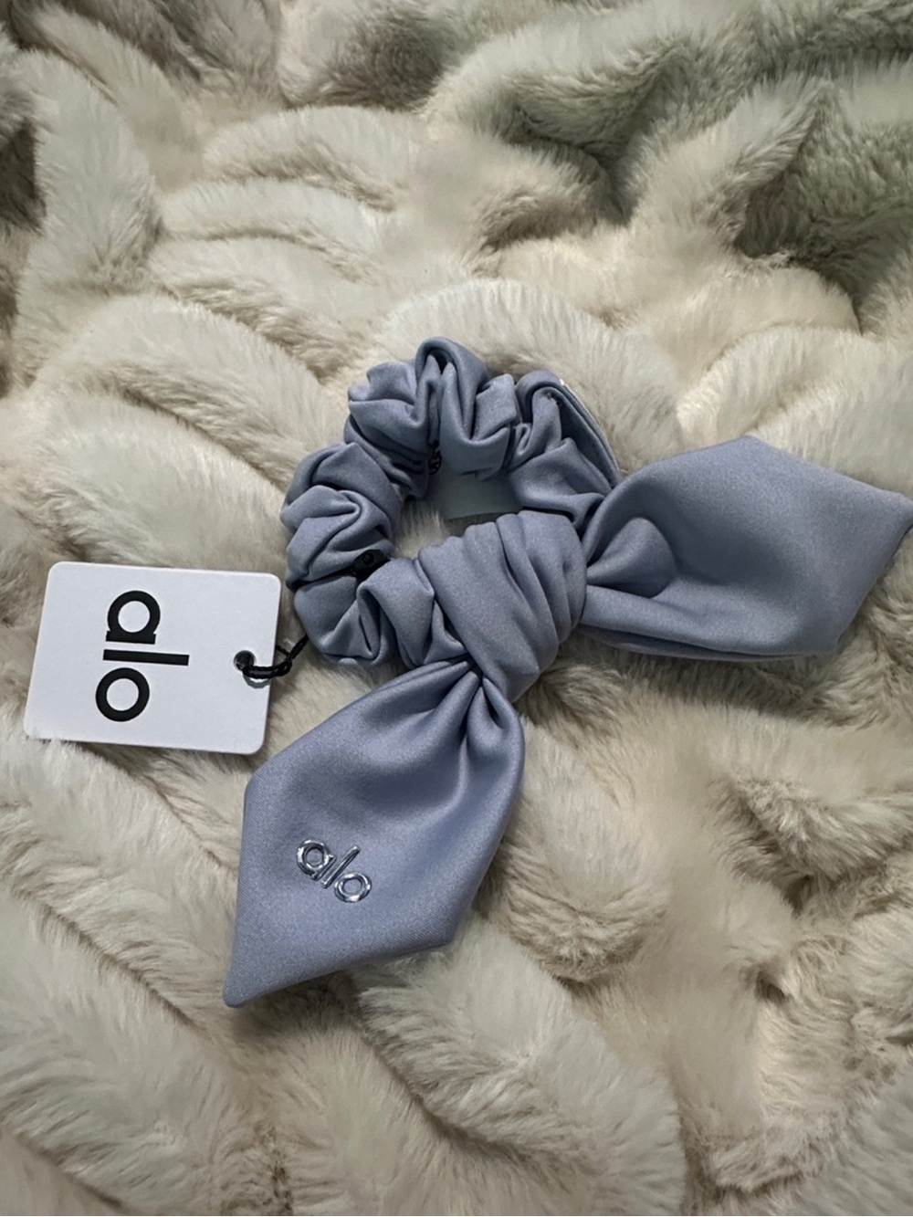 Alo Bow Scrunchie in Winter Frost
NWT